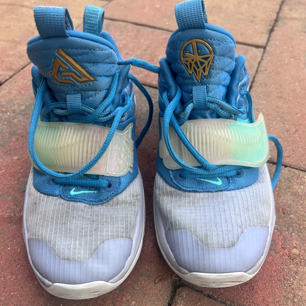 Nike Kid’s Grade School Zoom Freak 3 Basketball Shoes, size 4